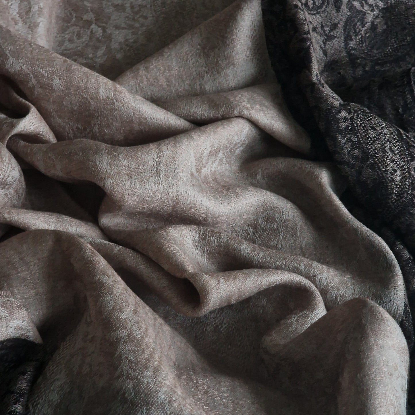 Wrap Yourself in Luxury: Handloom Natural Pashmina Kashmir Stole - Pearl river