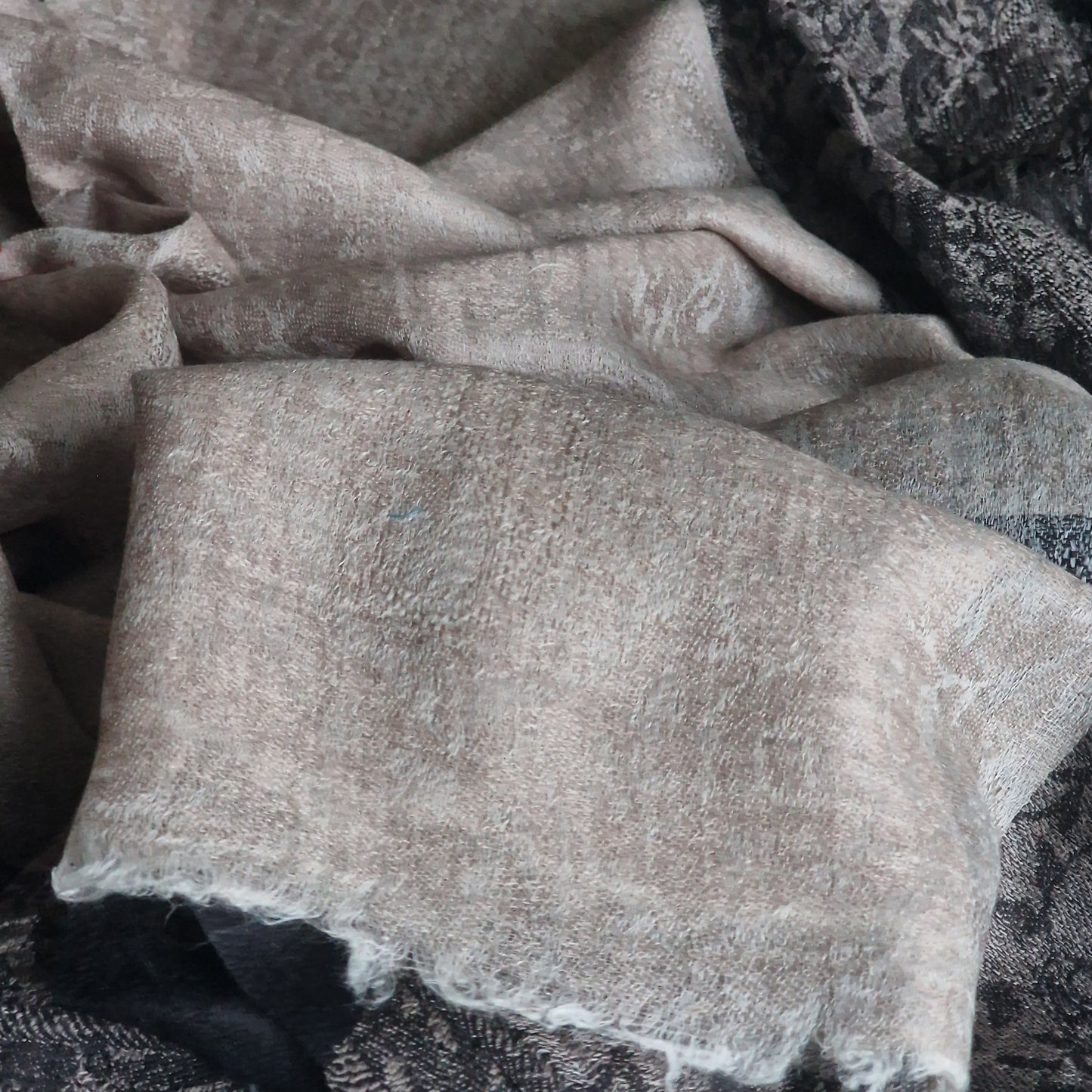 Wrap Yourself in Luxury: Handloom Natural Pashmina Kashmir Stole - Pearl river